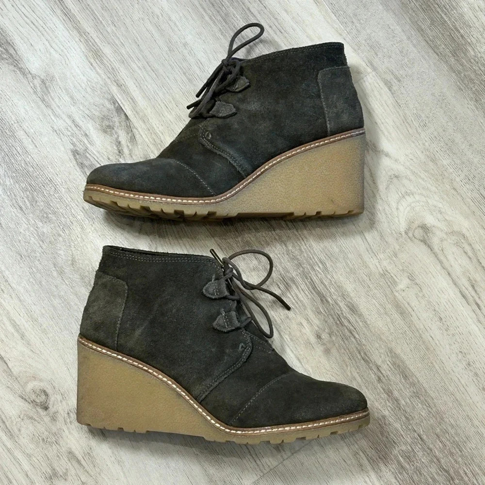 Women’s Tom’s Suede Desert Wedge‎ Laceup Booties in Dark Mossy Green Size 9.5W